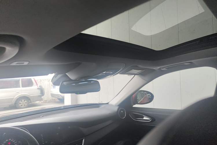 Used Alfa Romeo Giulia 2017 2.0T 200HP Luxury Edition Headliner