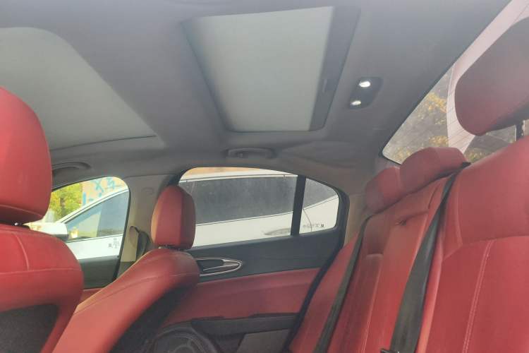 Used Alfa Romeo Giulia 2017 2.0T 200HP Luxury Edition Headliner