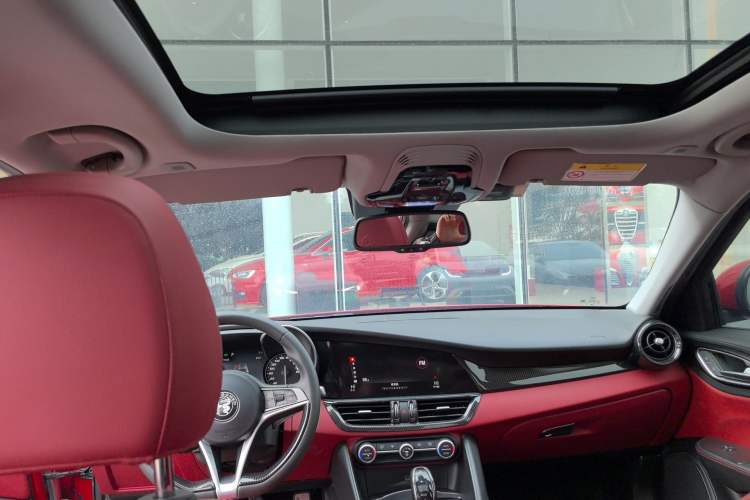 Used Alfa Romeo Giulia 2017 2.0T 200HP Luxury Edition Headliner