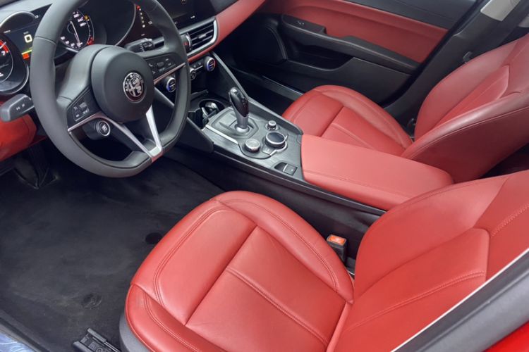 Used Alfa Romeo Giulia 2017 2.0T 200HP Luxury Edition Interior 1