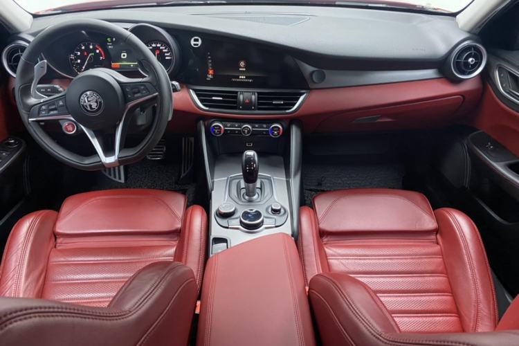 Used Alfa Romeo Giulia 2017 2.0T 280HP Luxury Sport Edition Interior 1