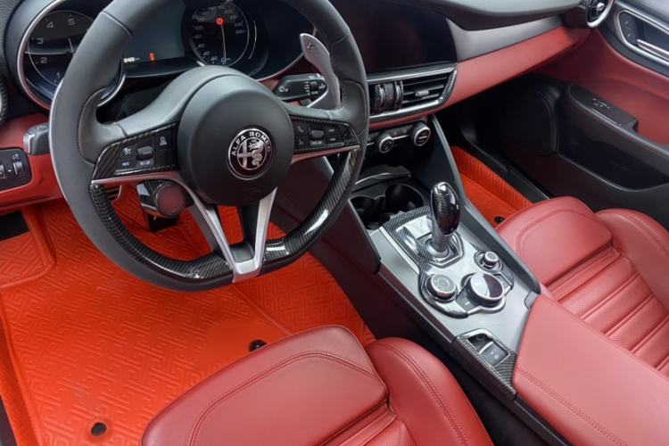 Used Alfa Romeo Giulia 2017 2.0T 280HP Luxury Sport Edition Interior 1