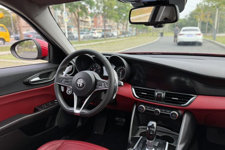 Used Alfa Romeo Giulia 2017 2.0T 280HP Luxury Edition Interior 1