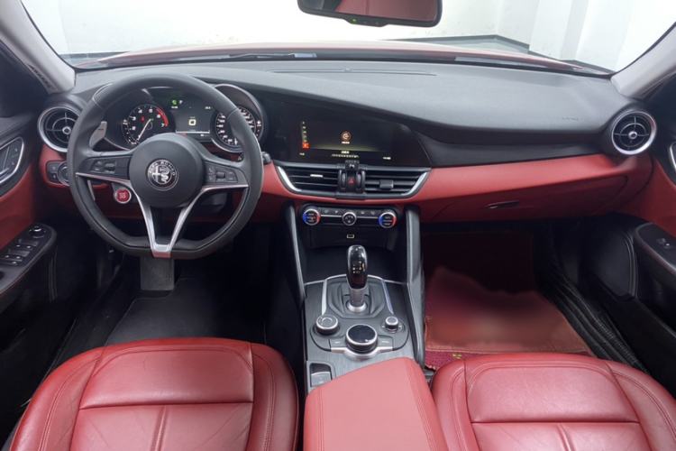 Used Alfa Romeo Giulia 2017 2.0T 280HP Luxury Edition Interior 1