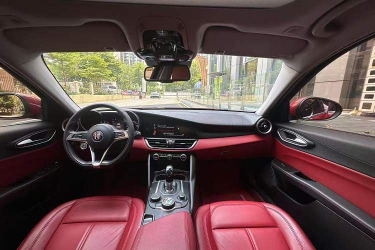 Used Alfa Romeo Giulia 2017 2.0T 200HP Luxury Edition Interior 1