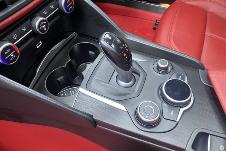 Used Alfa Romeo Giulia 2017 2.0T 280HP Luxury Edition Interior 1