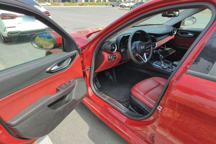 Used Alfa Romeo Giulia 2017 2.0T 200HP Elite Edition Interior 2