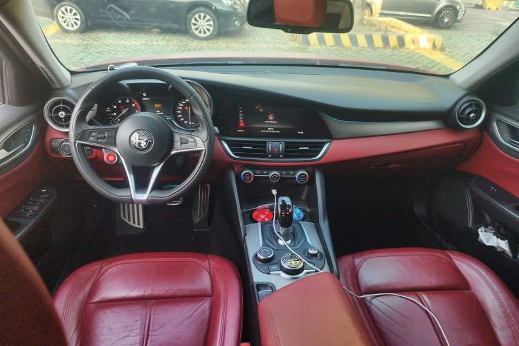 Used Alfa Romeo Giulia 2017 2.0T 200HP Luxury Edition Interior 2
