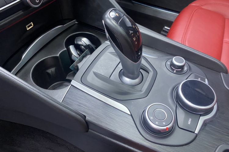Used Alfa Romeo Giulia 2017 2.0T 200HP Luxury Edition Interior 2