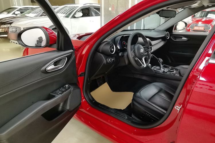 Used Alfa Romeo Giulia 2017 2.0T 200HP Luxury Edition Interior 2