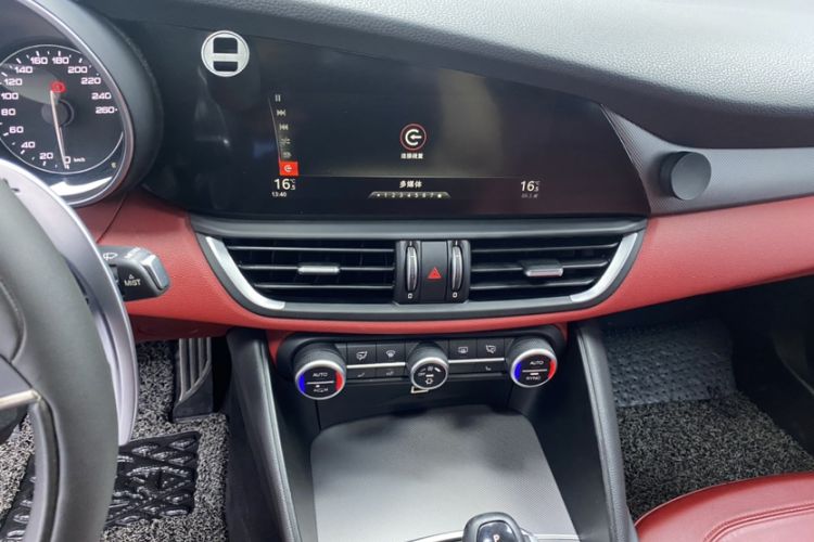 Used Alfa Romeo Giulia 2017 2.0T 280HP Luxury Sport Edition Interior 2