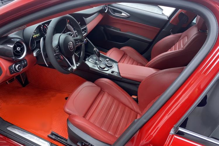 Used Alfa Romeo Giulia 2017 2.0T 280HP Luxury Sport Edition Interior 2