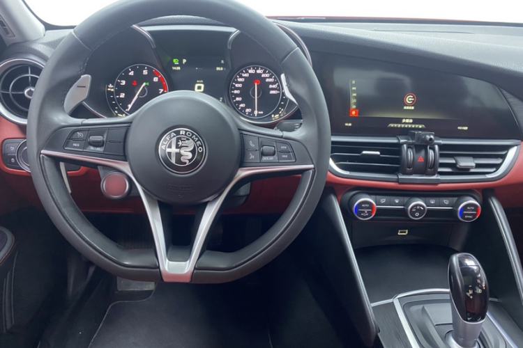 Used Alfa Romeo Giulia 2017 2.0T 280HP Luxury Edition Interior 2