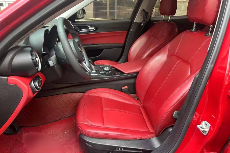 Used Alfa Romeo Giulia 2017 2.0T 200HP Luxury Edition Interior 2