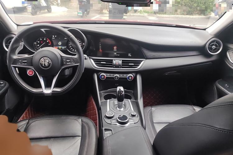 Used Alfa Romeo Giulia 2017 2.0T 280HP Luxury Edition Interior 2