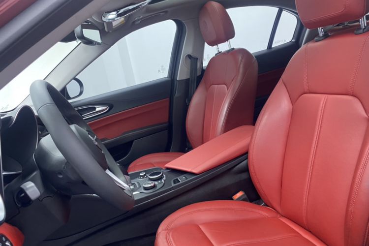 Used Alfa Romeo Giulia 2017 2.0T 200HP Luxury Edition Interior 3