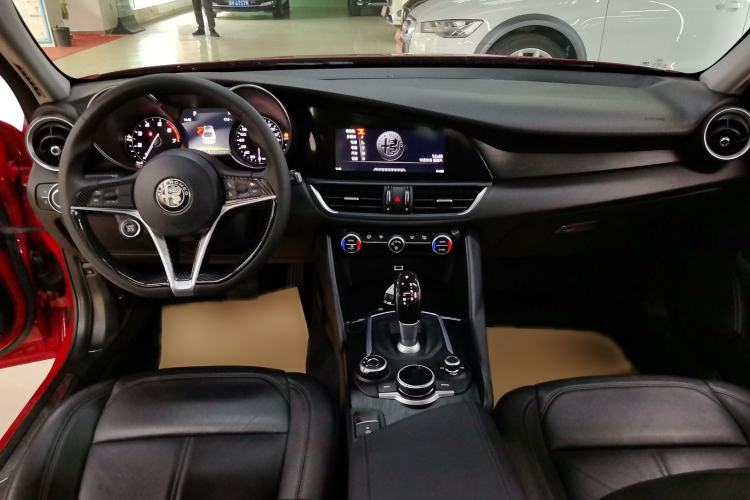Used Alfa Romeo Giulia 2017 2.0T 200HP Luxury Edition Interior 3