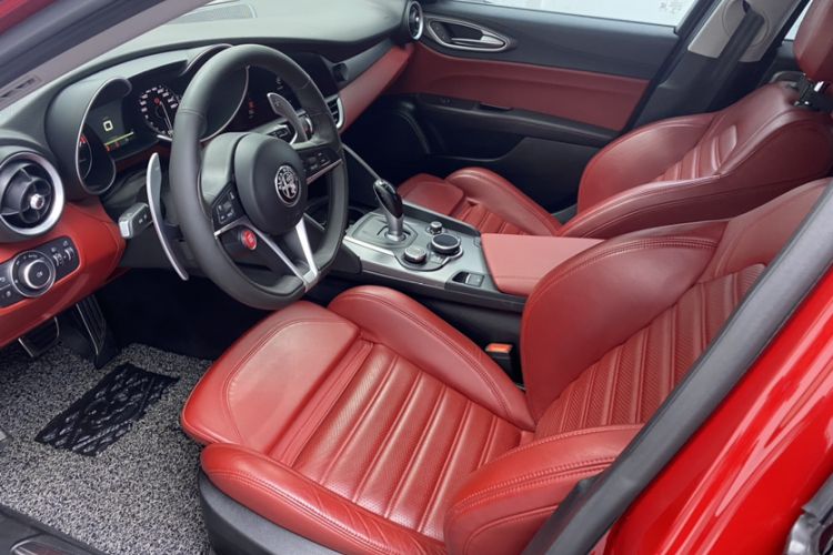 Used Alfa Romeo Giulia 2017 2.0T 280HP Luxury Sport Edition Interior 3