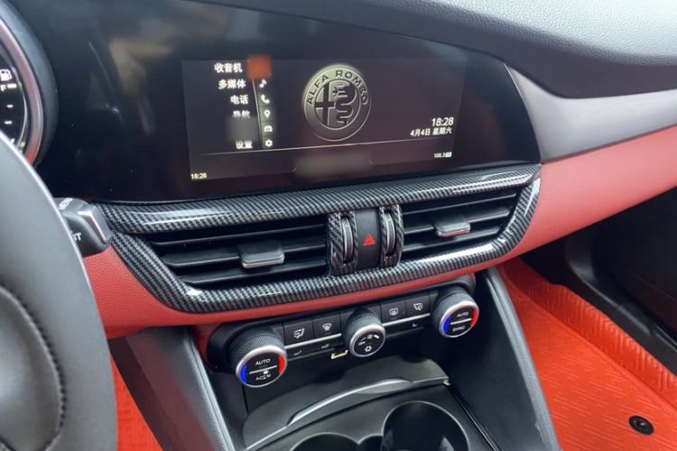 Used Alfa Romeo Giulia 2017 2.0T 280HP Luxury Sport Edition Interior 3