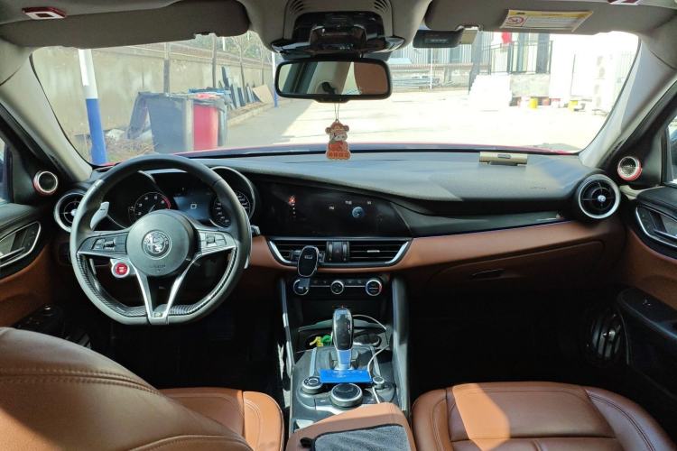 Used Alfa Romeo Giulia 2017 2.0T 280HP Luxury Edition Interior 3