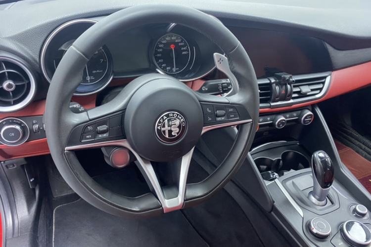 Used Alfa Romeo Giulia 2017 2.0T 280HP Luxury Edition Interior 3