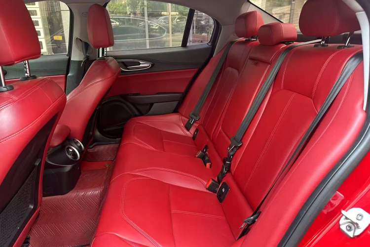 Used Alfa Romeo Giulia 2017 2.0T 200HP Luxury Edition Interior 3
