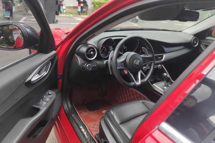 Used Alfa Romeo Giulia 2017 2.0T 280HP Luxury Edition Interior 3