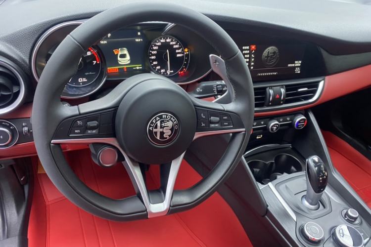 Used Alfa Romeo Giulia 2017 2.0T 280HP Luxury Edition Interior 3