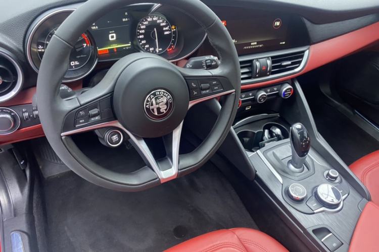 Used Alfa Romeo Giulia 2017 2.0T 200HP Luxury Edition Interior 4