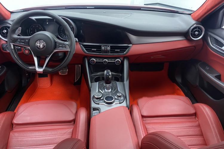 Used Alfa Romeo Giulia 2017 2.0T 280HP Luxury Sport Edition Interior 4