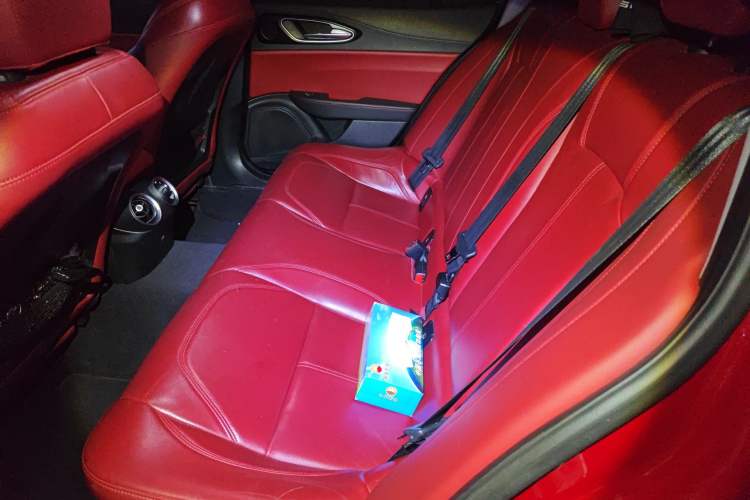Used Alfa Romeo Giulia 2017 2.0T 200HP Elite Edition Interior 4