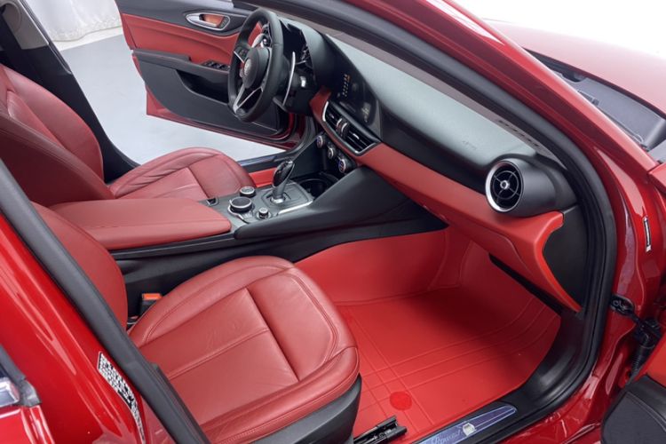 Used Alfa Romeo Giulia 2017 2.0T 280HP Luxury Edition Interior 4