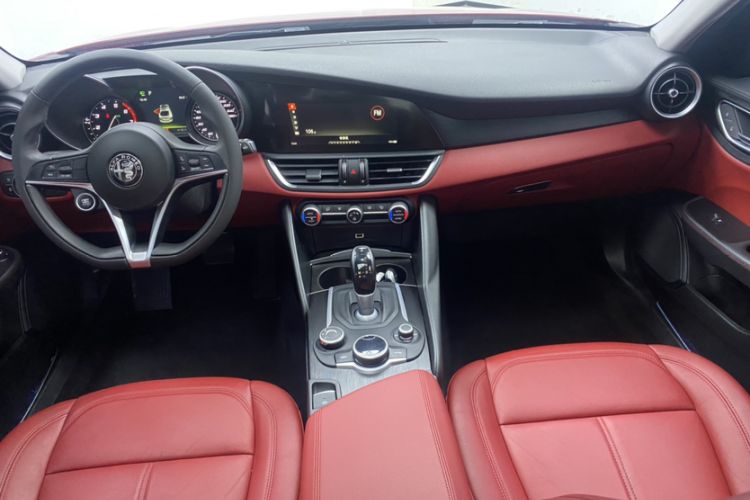 Used Alfa Romeo Giulia 2017 2.0T 200HP Luxury Edition Interior 5