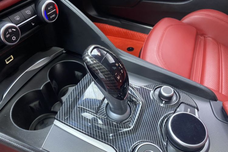 Used Alfa Romeo Giulia 2017 2.0T 280HP Luxury Sport Edition Interior 5