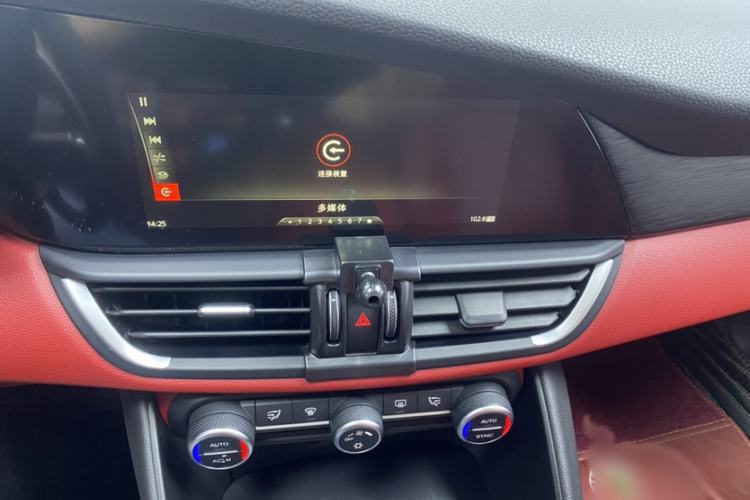 Used Alfa Romeo Giulia 2017 2.0T 280HP Luxury Edition Interior 5