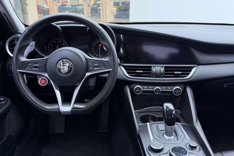 Used Alfa Romeo Giulia 2017 2.0T 280HP Luxury Edition Interior 5