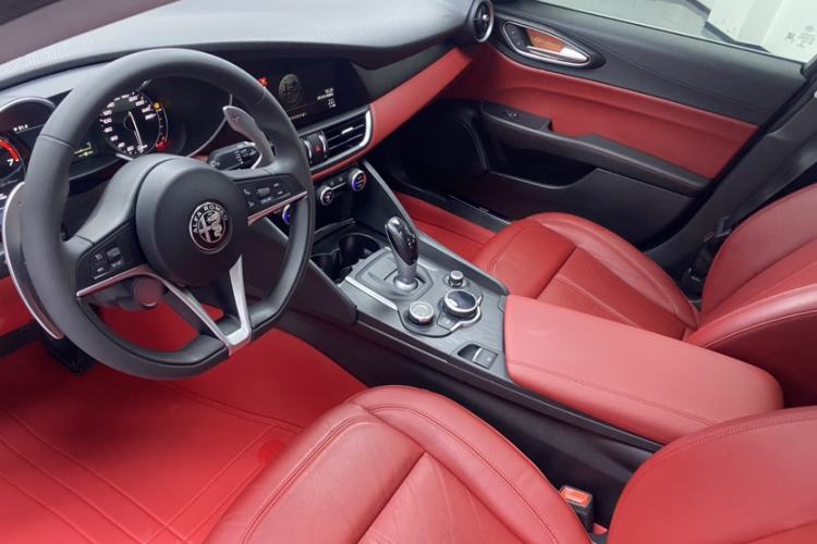 Used Alfa Romeo Giulia 2017 2.0T 280HP Luxury Edition Interior 5