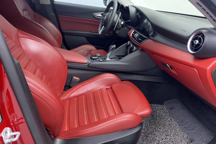 Used Alfa Romeo Giulia 2017 2.0T 280HP Luxury Sport Edition Interior 6