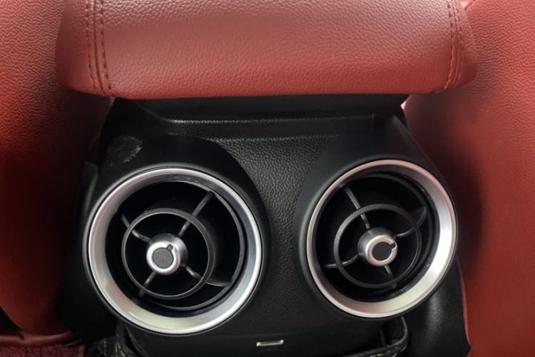Used Alfa Romeo Giulia 2017 2.0T 280HP Luxury Edition Interior 6