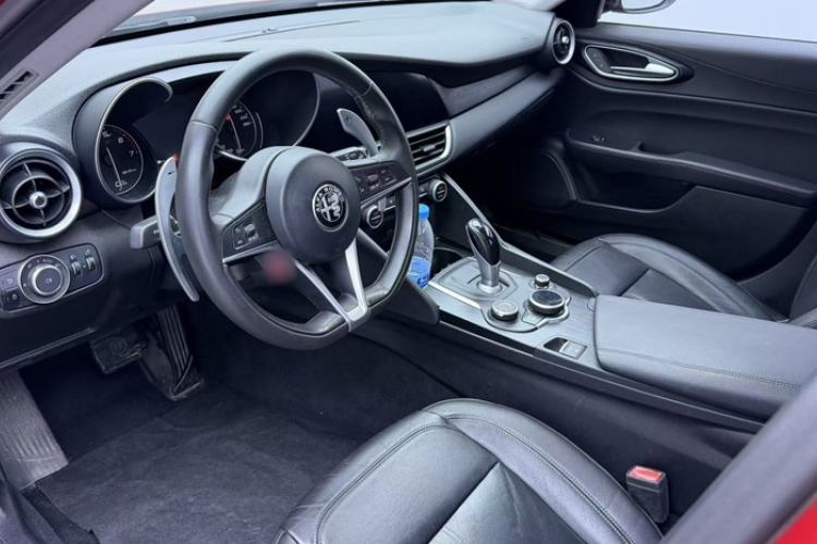 Used Alfa Romeo Giulia 2017 2.0T 280HP Luxury Edition Interior 6