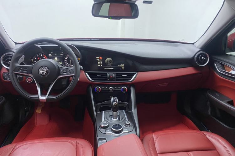 Used Alfa Romeo Giulia 2017 2.0T 280HP Luxury Edition Interior 6