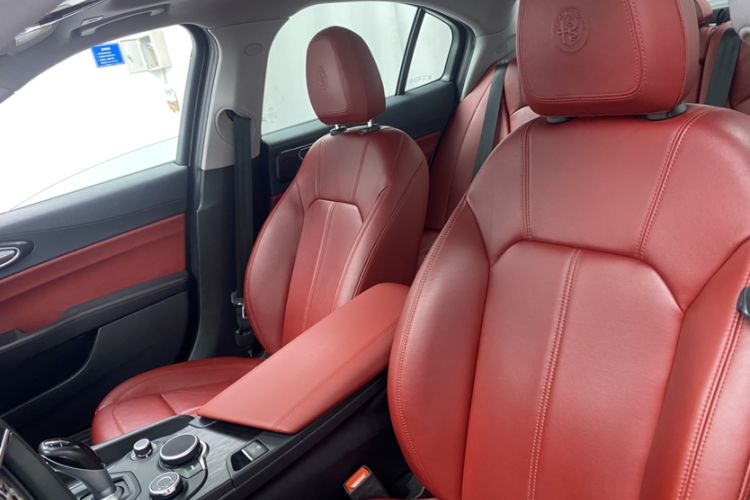 Used Alfa Romeo Giulia 2017 2.0T 280HP Luxury Edition Interior 7