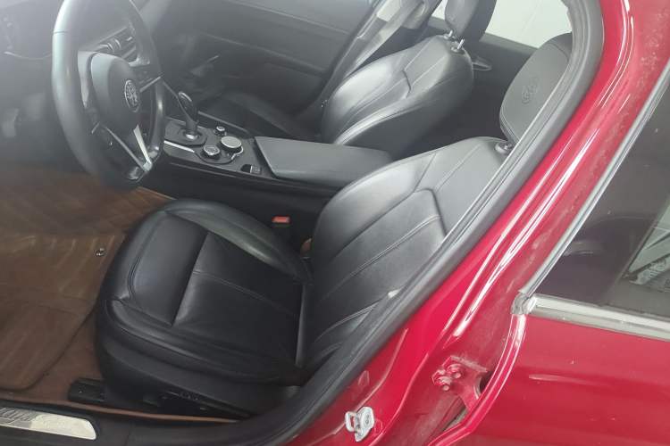 Used Alfa Romeo Giulia 2017 2.0T 200HP Luxury Edition Left Front Seat