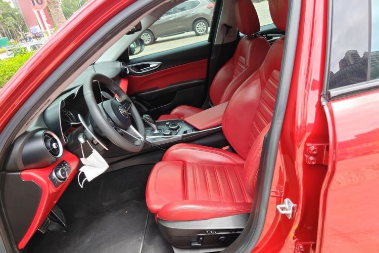 Used Alfa Romeo Giulia 2017 2.0T 280HP Luxury Sport Edition Left Front Seat