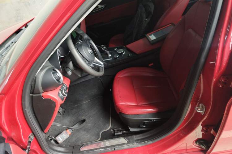 Used Alfa Romeo Giulia 2017 2.0T 200HP Luxury Edition Left Front Seat