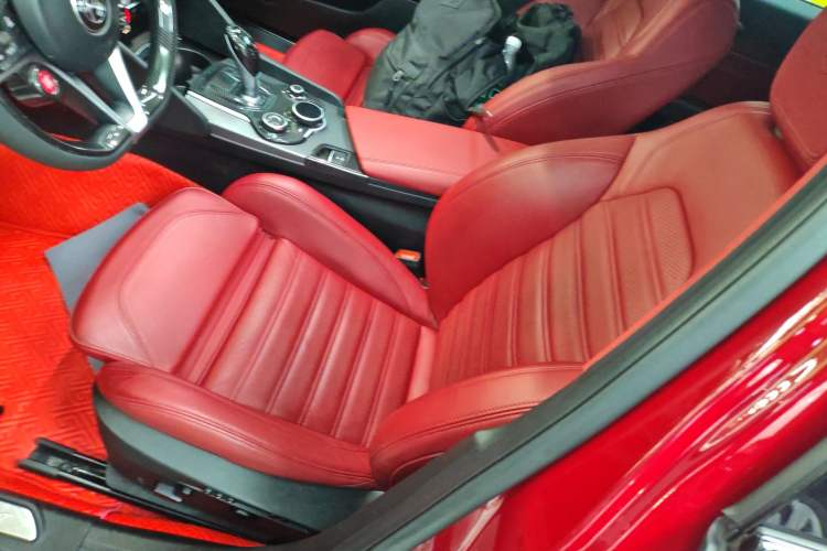 Used Alfa Romeo Giulia 2017 2.0T 280HP Luxury Sport Edition Left Front Seat