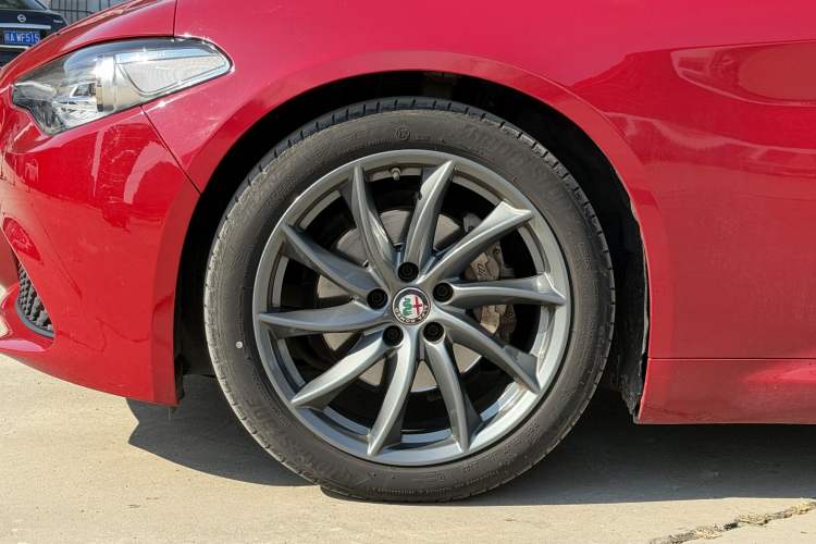 Used Alfa Romeo Giulia 2017 2.0T 200HP Luxury Edition Left Front Wheel Hub