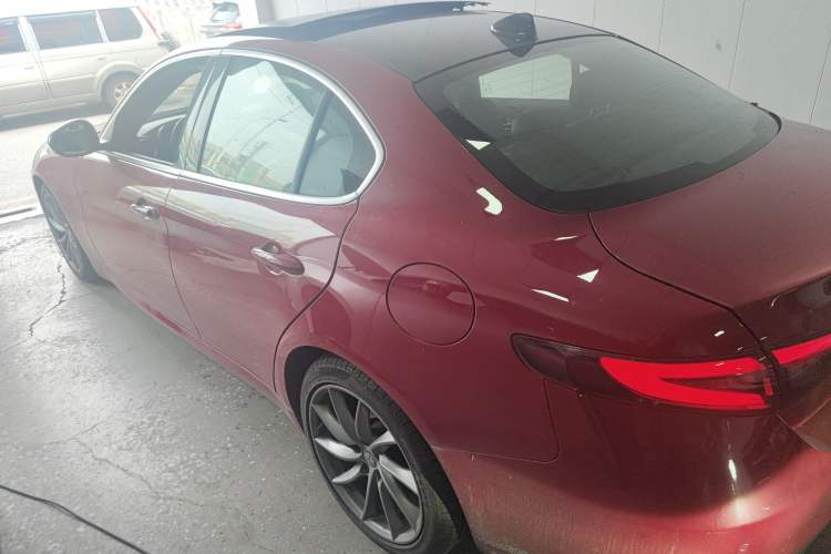 Used Alfa Romeo Giulia 2017 2.0T 200HP Luxury Edition Left Side