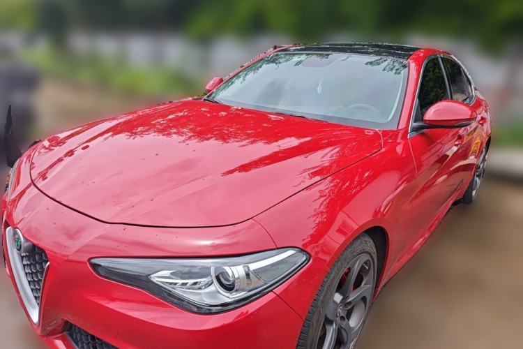 Alfa Romeo Giulia 2017 2.0T 200HP Luxury Edition de segunda mano Guazi used car, China used car export, Used car for sale, Used cars, Cheapest cars for sale