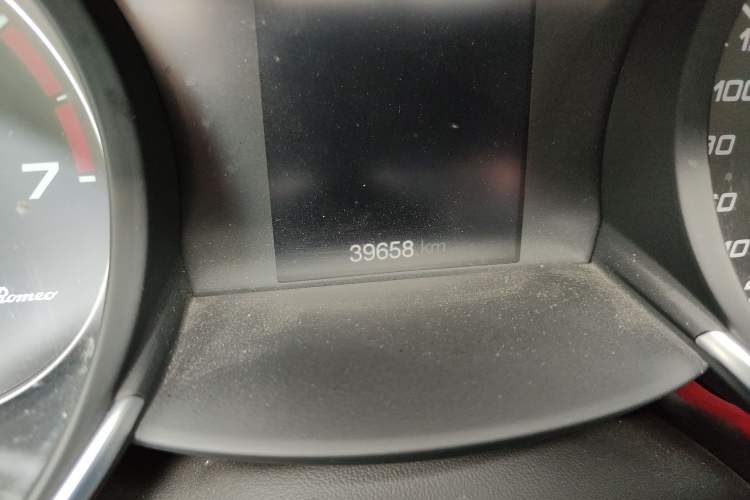 Used Alfa Romeo Giulia 2017 2.0T 200HP Elite Edition Odometer Close Up